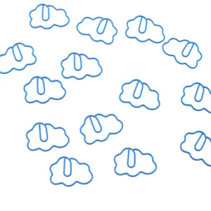 Vista detallada de clips para papel en forma de nube, articulos de oficina de alambre.