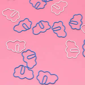 Bonitos clips con forma de nube en azul y blanco, perfectos para organizar documentos de oficina.