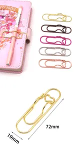 Makroansicht mit 72mm x 19mm Maßen der herzförmigen Metall-Stiftclip-Büroklammer