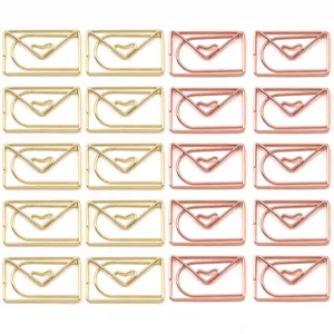 Detailaufnahme von metallischen umschlagförmigen Büroklammern in gold und roségold.