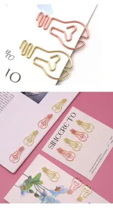Graffette metalliche creative a forma di lampadina in oro e oro rosa per organizzare documenti.