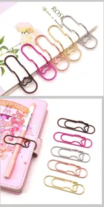 Detailansicht der kreativen herzförmigen Stiftclips aus Metall in verschiedenen Metallic-Farben