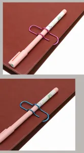 Clip stylo en metal pour carnet, support de papeterie creatif vue de detail bureau.