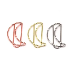Trombones métalliques en forme de croissant de lune pour organiser vos documents de bureau.