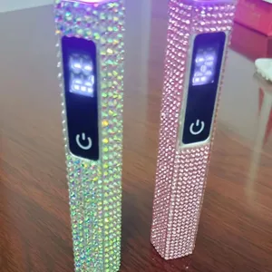 Detalle de dos mini lámparas de uñas UV LED con diamantes de imitación en una mesa.