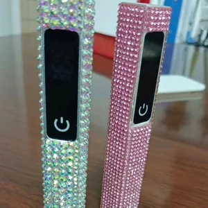 Detalle de la mini lámpara de uñas LED UV portátil con pedrería en rosa y colores AB.