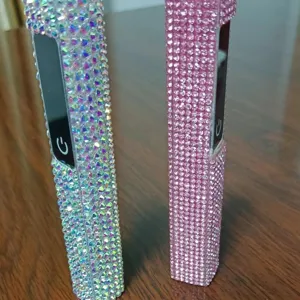 Vista detallada de mini lámparas de uñas UV LED con acabado de diamantes de imitación