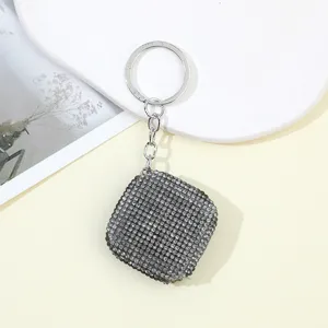Detailansicht quadratischer Strass-besetzter 1m einziehbarer Mini-Maßband Schlüsselanhänger