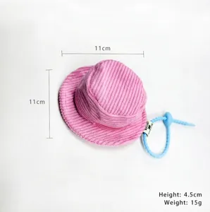 Détail de la pochette mini chapeau bob en velours rose avec dragonne en silicone