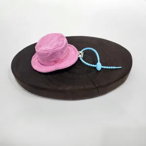 Vue détaillée du porte-clés mini chapeau de pêcheur en velours rose avec sangle