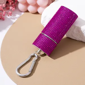 Nahaufnahme eines tragbaren violetten Strass-Zigarettenetuis Schlüsselanhänger mit Haken