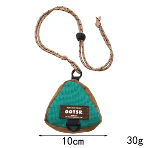 Detail der grünen dreieckigen Münztasche mit 10 cm Breite und 30 g Gewichtsspezifikation