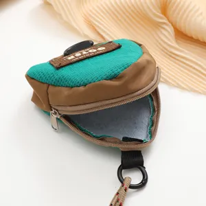 Detailansicht des weichen Innenfutters und Reißverschlusses der dreieckigen Kopfhörertasche