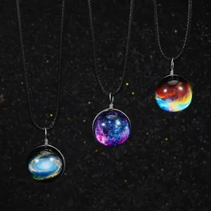 Dettaglio macro di tre ciondoli a sfera di vetro galassia con cordini in pelle nera