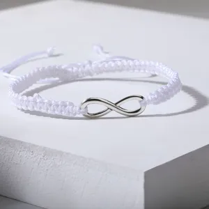 Detailansicht eines weißen handgeflochtenen Infinity-Armbands für Paare und Freunde