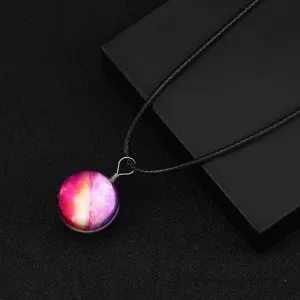 Dettaglio della collana gemma del tempo cielo stellato con sfera di vetro bifacciale.