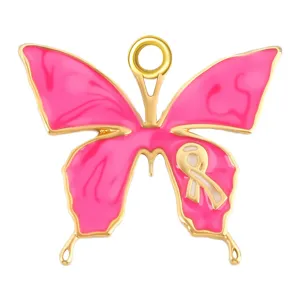 Vista detallada del colgante de mariposa chapado en oro con símbolo de cinta rosa.