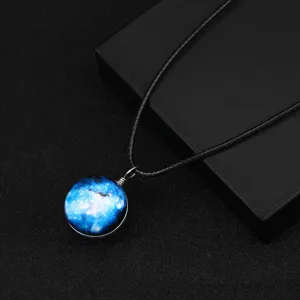 Primo piano dettagliato della collana con ciondolo a sfera in vetro nebulosa su cordino nero