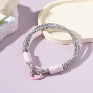 Detailansicht der funkelnden Strass-Handschlaufe für Telefone mit rosa Kordel