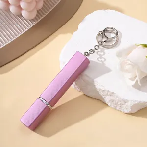Vue détaillée d'un vaporisateur de parfum rechargeable violet de 12 ml avec mousqueton