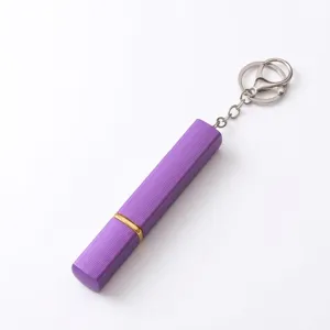 Flacon atomiseur de parfum violet de 12 ml avec texture et porte-clés argenté élégant.