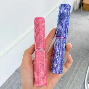 Detailaufnahme von glitzernden Strass-Make-up-Pinselstielen in den Farben Pink und Blau