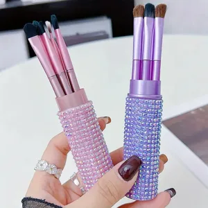 Nahaufnahme von funkelnden Strass-Make-up-Pinsel-Sets in Rosa und Lila, 5-teilig für Reisen.
