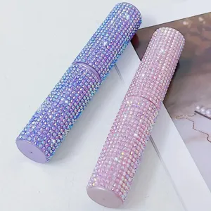 Detailansicht der glitzernden Make-up-Pinseltuben mit lila und rosa Farbverlauf