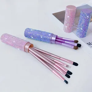 Detailansicht eines 5-teiligen Make-up-Pinselsets mit glitzernden Strassstein-Griffen.