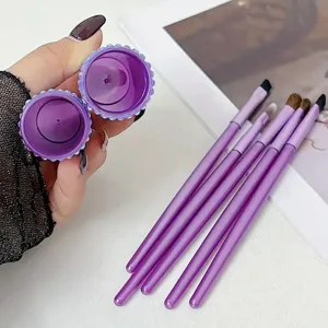 Detailaufnahme eines 5-teiligen lila Make-up-Pinsel-Sets mit praktischem Aufbewahrungsbehälter
