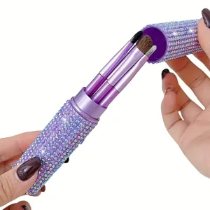 Detail von 5-teiligem Make-up-Pinsel-Set mit lila Strasssteinen am Griff