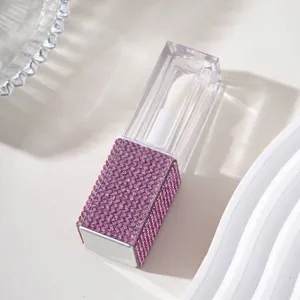 Κομψό τετράγωνο δοχείο lip gloss με ροζ στρας και διάφανο καπάκι για ταξίδια.