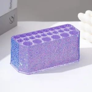 Dettaglio di un porta pennelli da trucco in acrilico viola con strass e ventisei fori