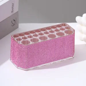 Vista di dettaglio del porta pennelli da trucco lussuoso in acrilico rosa con strass