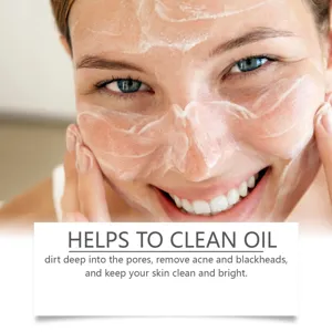 Gros plan de mousse nettoyante pour le visage montrant un nettoyage des pores en profondeur.