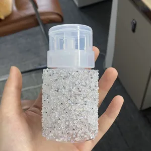 Dettaglio flacone a pressione da 100ml con strass scintillanti per cosmetici da viaggio