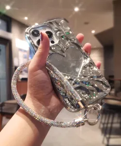 Primo piano di un lussuoso cordino per telefono con strass e custodia cromata scintillante.