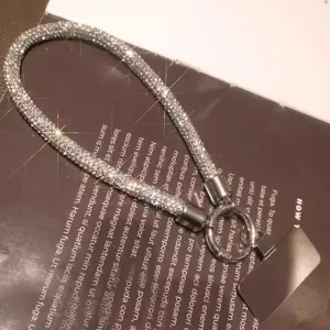 Primo piano di un lussuoso cinturino per telefono in strass scintillanti con anello a molla