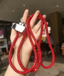 Dettaglio del cordino per telefono in strass rossi di lusso con cristalli scintillanti