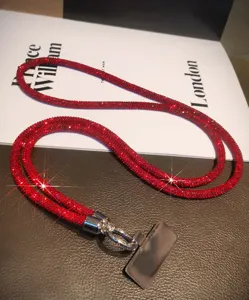 Macro di cordino in strass rosso di lusso con scintillio luccicante e chiusura argento