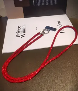 Cinturino per telefono in strass rosso di lusso con dettagli di diamanti scintillanti