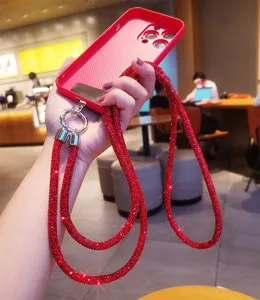 Dettaglio del cordino per telefono in strass rossi di lusso con cristalli scintillanti