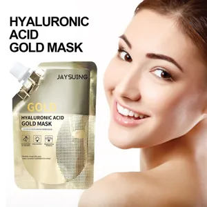 Detailansicht der feuchtigkeitsspendenden Gold-Gesichtsmaske mit lächelndem Model.