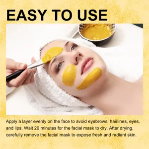 Goldene Abzieh-Gesichtsmaske Detail zeigt glatte Pasten-Anwendung mit professionellem Pinsel.