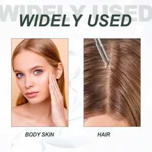 Vue détaillée de l'application d'huile essentielle de romarin sur le visage et les cheveux.