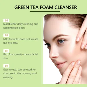 Detail de nettoyant mousse au thé vert avec formule douce et mousse riche pour le visage.