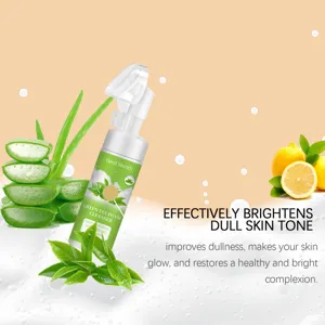 Vue détaillée du flacon de nettoyant mousse au thé vert West Month avec brosse silicone.