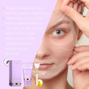 Gros plan montrant l'application du masque facial au collagène pour une peau douce.