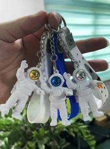 Leuke astronaut sleutelhanger detail met metalen vizier en zachte rubberen hanger.