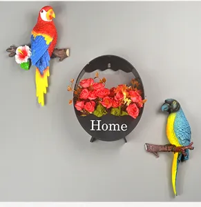 Vista dettagliata delle sculture murali creative di pappagalli 3D e rose decorative